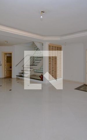 Casa à venda com 634m², 4 quartos e 5 vagas Casa à venda com 634m², 4 quartos e 5 vagasSala 1