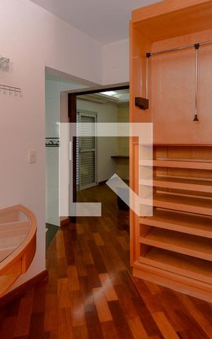 Casa à venda com 634m², 4 quartos e 5 vagas Casa à venda com 634m², 4 quartos e 5 vagasSuite 1 - Closet