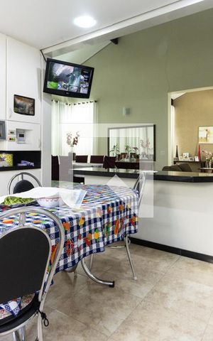 Casa à venda com 700m², 4 quartos e 8 vagas Casa à venda com 700m², 4 quartos e 8 vagasCozinha