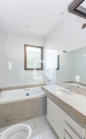 Apartamento à venda com 120m², 3 quartos e 4 vagas Apartamento à venda com 120m², 3 quartos e 4 vagasBanheiro da Suíte