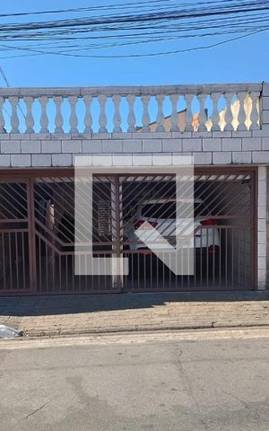 Casa à venda com 225m², 5 quartos e 2 vagas Casa à venda com 225m², 5 quartos e 2 vagasFachada