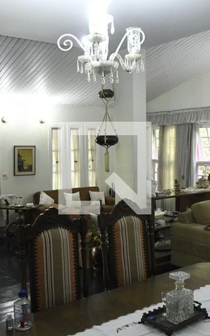 Casa de condomínio para alugar com 430m², 4 quartos e 3 vagasSala
