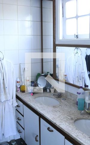 Casa de condomínio para alugar com 430m², 4 quartos e 3 vagasBanheiro da Suíte