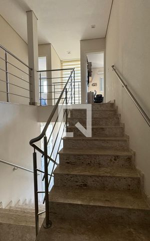 Casa de condomínio à venda com 260m², 3 quartos e 2 vagasEscada