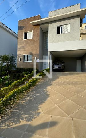 Casa de condomínio à venda com 260m², 3 quartos e 2 vagasFachada