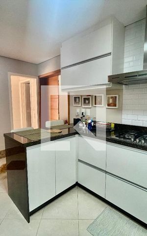 Casa de condomínio à venda com 380m², 5 quartos e 4 vagas Casa de condomínio à venda com 380m², 5 quartos e 4 vagasCozinha