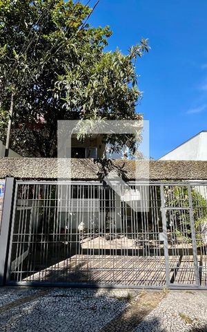 Casa à venda com 350m², 4 quartos e 4 vagas Casa à venda com 350m², 4 quartos e 4 vagasFachada