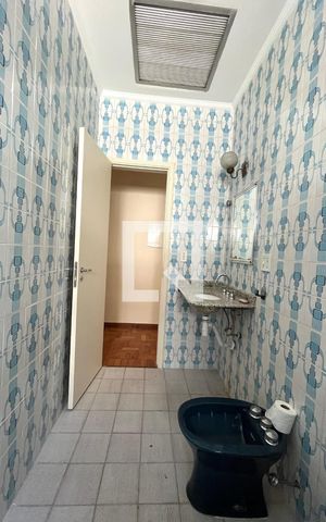Casa à venda com 350m², 4 quartos e 4 vagas Casa à venda com 350m², 4 quartos e 4 vagasBanheiro Corredor