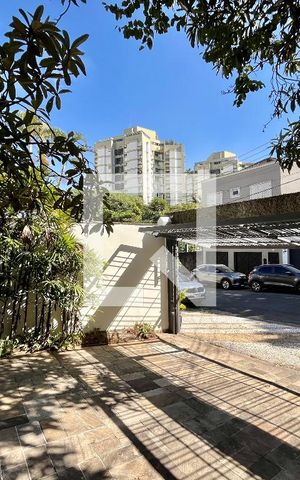 Casa à venda com 350m², 4 quartos e 4 vagas Casa à venda com 350m², 4 quartos e 4 vagasGaragem