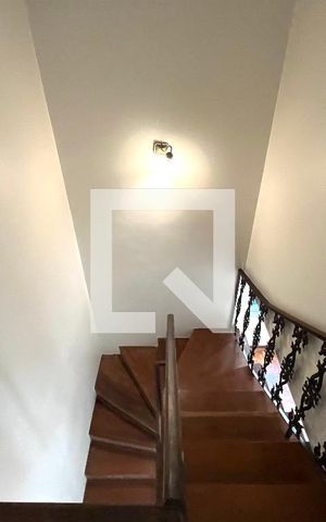 Casa à venda com 350m², 4 quartos e 4 vagas Casa à venda com 350m², 4 quartos e 4 vagasEscada