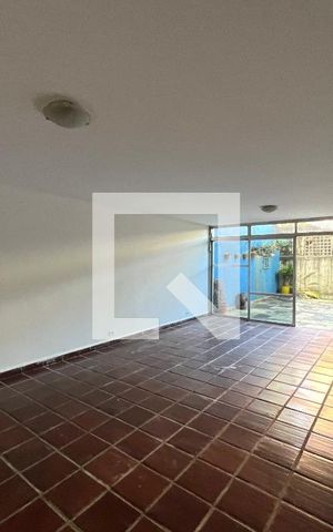 Casa à venda com 350m², 4 quartos e 4 vagas Casa à venda com 350m², 4 quartos e 4 vagasSalão