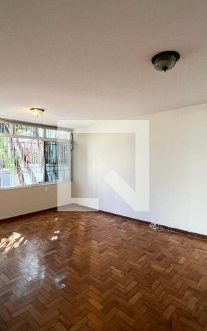 Casa à venda com 350m², 4 quartos e 4 vagas Casa à venda com 350m², 4 quartos e 4 vagasSala