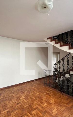 Casa à venda com 350m², 4 quartos e 4 vagas Casa à venda com 350m², 4 quartos e 4 vagasSala