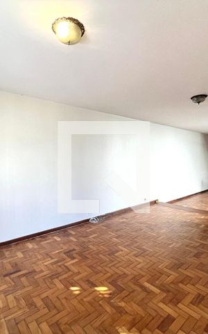 Casa à venda com 350m², 4 quartos e 4 vagas Casa à venda com 350m², 4 quartos e 4 vagasSala