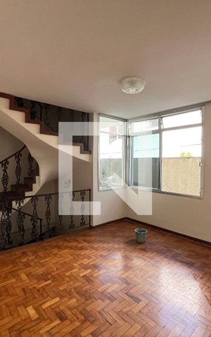 Casa à venda com 350m², 4 quartos e 4 vagas Casa à venda com 350m², 4 quartos e 4 vagasSala