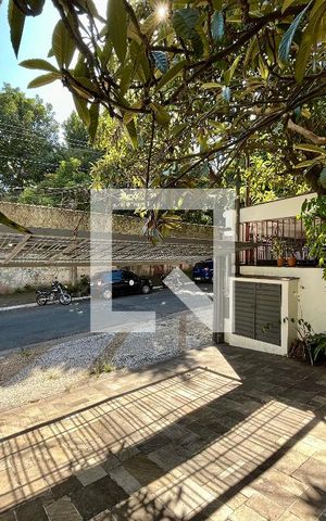 Casa à venda com 350m², 4 quartos e 4 vagas Casa à venda com 350m², 4 quartos e 4 vagasGaragem