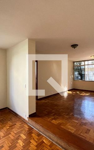 Casa à venda com 350m², 4 quartos e 4 vagas Casa à venda com 350m², 4 quartos e 4 vagasSala