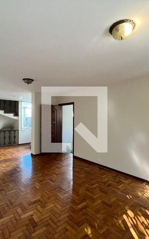 Casa à venda com 350m², 4 quartos e 4 vagas Casa à venda com 350m², 4 quartos e 4 vagasSala