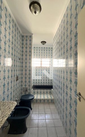 Casa à venda com 350m², 4 quartos e 4 vagas Casa à venda com 350m², 4 quartos e 4 vagasBanheiro Corredor