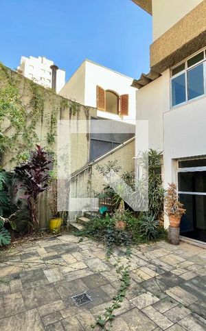 Casa à venda com 350m², 4 quartos e 4 vagas Casa à venda com 350m², 4 quartos e 4 vagasQuintal