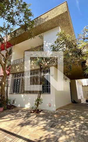 Casa à venda com 350m², 4 quartos e 4 vagas Casa à venda com 350m², 4 quartos e 4 vagasGaragem