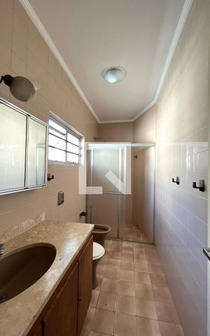 Casa à venda com 350m², 4 quartos e 4 vagas Casa à venda com 350m², 4 quartos e 4 vagasBanheiro da Suíte 1