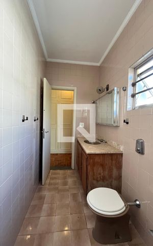 Casa à venda com 350m², 4 quartos e 4 vagas Casa à venda com 350m², 4 quartos e 4 vagasBanheiro da Suíte 1