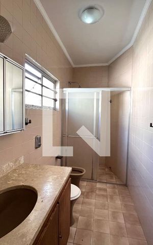Casa à venda com 350m², 4 quartos e 4 vagas Casa à venda com 350m², 4 quartos e 4 vagasBanheiro da Suíte 1