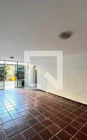Casa à venda com 350m², 4 quartos e 4 vagas Casa à venda com 350m², 4 quartos e 4 vagasSalão