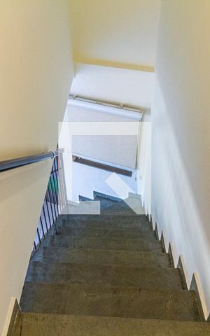 Casa para alugar com 120m², 2 quartos e 2 vagasEscada