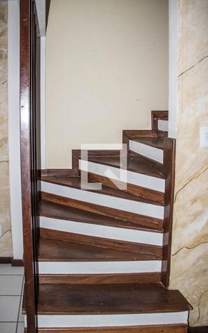 Casa de condomínio para alugar com 108m², 3 quartos e 2 vagas Casa de condomínio para alugar com 108m², 3 quartos e 2 vagasEscada