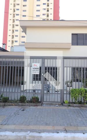 Casa para alugar com 240m², 3 quartos e 3 vagasFachada