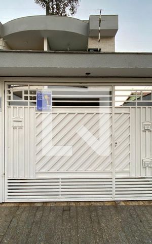Casa à venda com 240m², 3 quartos e 2 vagas Casa à venda com 240m², 3 quartos e 2 vagasFachada