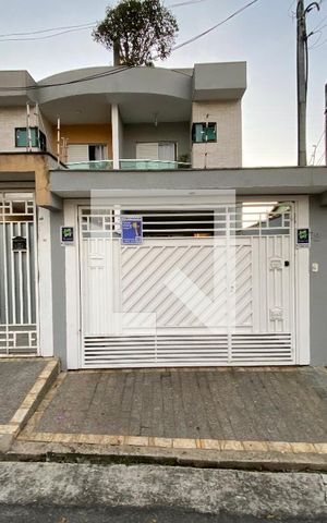 Casa à venda com 240m², 3 quartos e 2 vagas Casa à venda com 240m², 3 quartos e 2 vagasFachada