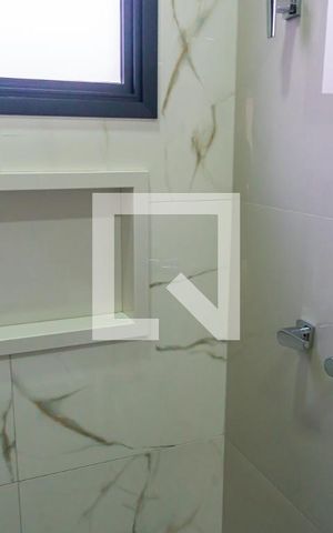 Casa de condomínio à venda com 232m², 3 quartos e 4 vagasBanheiro do Quarto 1