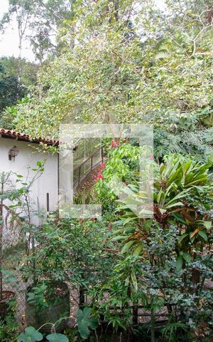 Casa de condomínio à venda com 600m², 6 quartos e 2 vagas Casa de condomínio à venda com 600m², 6 quartos e 2 vagasQuarto de Serviço do quintal