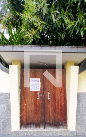 Casa de condomínio à venda com 600m², 6 quartos e 2 vagas Casa de condomínio à venda com 600m², 6 quartos e 2 vagasPlaquinha