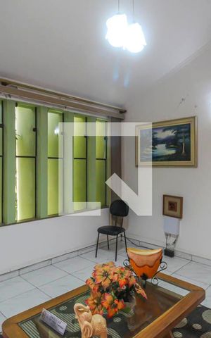 Casa à venda com 350m², 5 quartos e 6 vagas Casa à venda com 350m², 5 quartos e 6 vagasSala