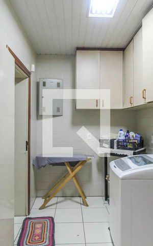 Casa à venda com 350m², 5 quartos e 6 vagas Casa à venda com 350m², 5 quartos e 6 vagasÁrea de Serviço