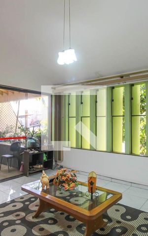 Casa à venda com 350m², 5 quartos e 6 vagas Casa à venda com 350m², 5 quartos e 6 vagasSala