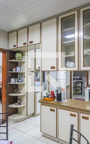 Casa à venda com 350m², 5 quartos e 6 vagas Casa à venda com 350m², 5 quartos e 6 vagasCozinha