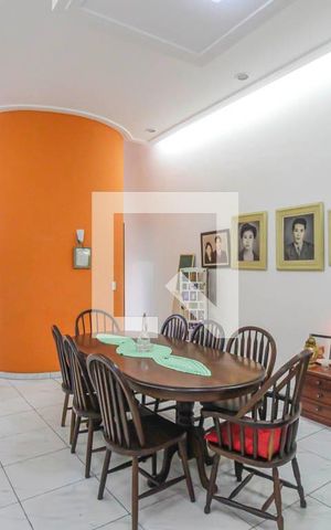 Casa à venda com 350m², 5 quartos e 6 vagas Casa à venda com 350m², 5 quartos e 6 vagasSala