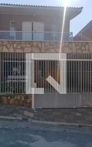 Casa para alugar com 240m², 3 quartos e 4 vagas Casa para alugar com 240m², 3 quartos e 4 vagasFachada