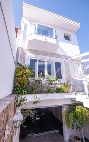 Casa à venda com 240m², 4 quartos e 5 vagas Casa à venda com 240m², 4 quartos e 5 vagasFachada
