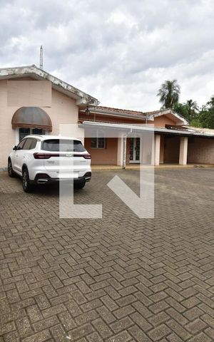 Casa à venda com 345m², 4 quartos e 10 vagasFachada / Garagem