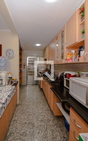 Casa à venda com 230m², 5 quartos e 2 vagas Casa à venda com 230m², 5 quartos e 2 vagasCozinha