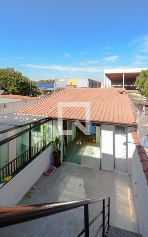 Casa à venda com 230m², 5 quartos e 2 vagas Casa à venda com 230m², 5 quartos e 2 vagasQuintal - área de cima