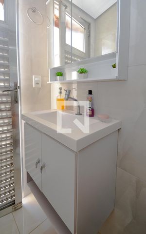 Casa à venda com 230m², 5 quartos e 2 vagas Casa à venda com 230m², 5 quartos e 2 vagasBanheiro Social 2