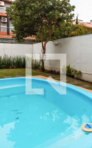 Casa à venda com 187m², 3 quartos e 3 vagas Casa à venda com 187m², 3 quartos e 3 vagasPiscina