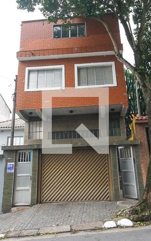 Casa à venda com 211m², 3 quartos e 4 vagas Casa à venda com 211m², 3 quartos e 4 vagasFachada